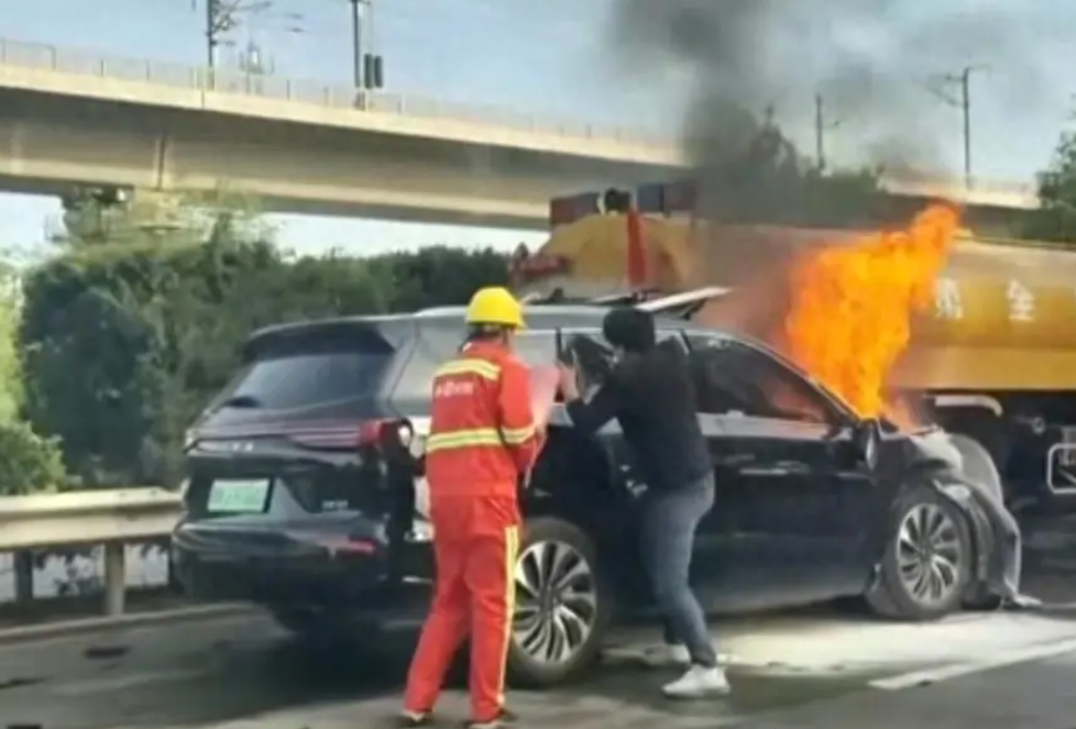 新能源汽車追尾失火，新能源汽車安全性再引關(guān)注